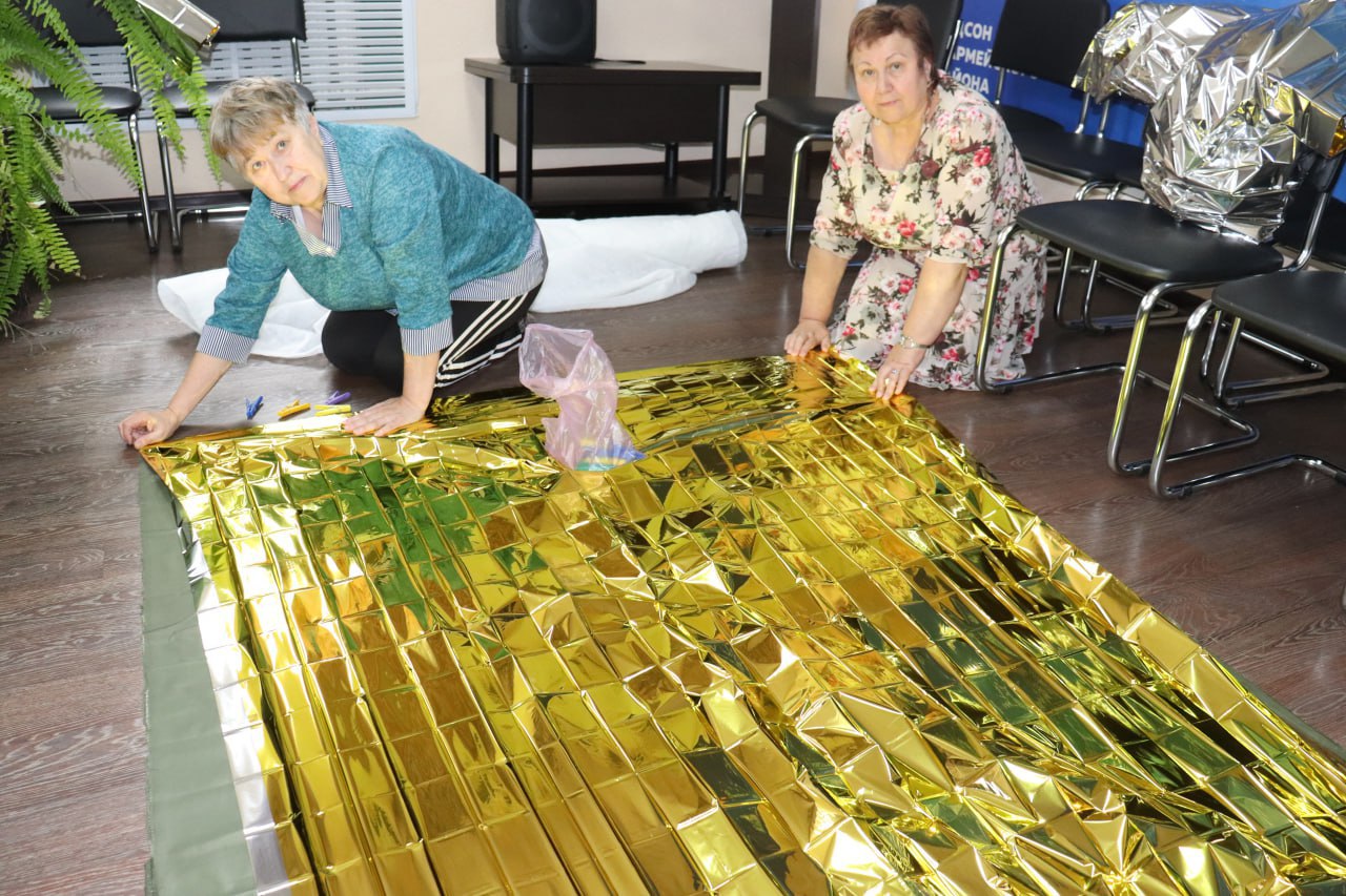 Саратовские бабушки передали бойцам 8 тысяч окопных свечей и 443 антидроновых одеяла